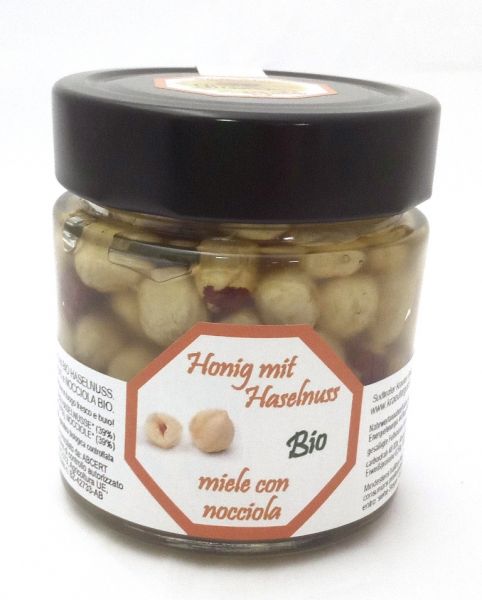 mit ganzen Haselnüssen